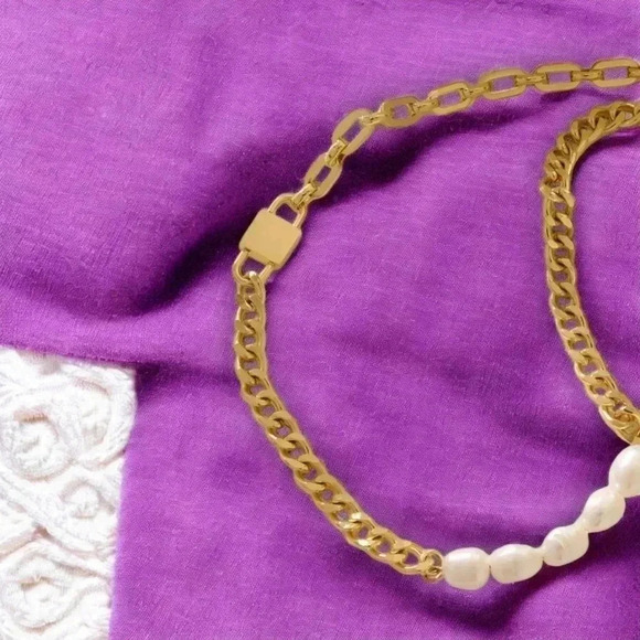 🆕️18K Gold Plated Chain Necklace with Freshwater Pearls & Padlock Charm ✨ - Picture 12 of 13